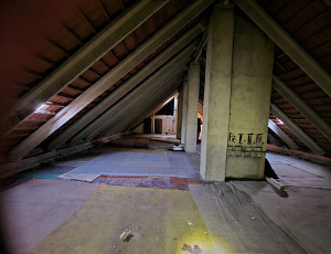 Zateplení stropu bytového domu pomocí foukané izolace